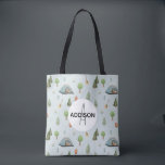 Boys Cute Camping Beer Pattern and Name Kinder Tote Bag<br><div class="desc">Dit schattige blauwe aangepaste kinder ontwerp van de canvas tas is voorzien van een kampeerpatroon van de cartoon, met beren, tenten, kampvuren, bosbomen en bloemen. Er is ook ruimte voor je om je jongens naam en monogram toe te voegen in een mooi lettertype. Het perfecte bos, de toevoeging aan je...</div>