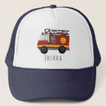 Boys Cute Fire Engine en naam Kind Trucker Pet<br><div class="desc">Deze schattige en moderne kinder vrachtwagenchauffeur heeft een brandweerauto met cartoon en ruimte om je jongen zijn naam toe te voegen. Het perfecte geschenk voor elke kleine die vuurman of brandweervrouw wil zijn.</div>