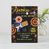 Boys Dart Pistool Verjaardagsfeestuitnodiging Kaart (Staand voorkant)