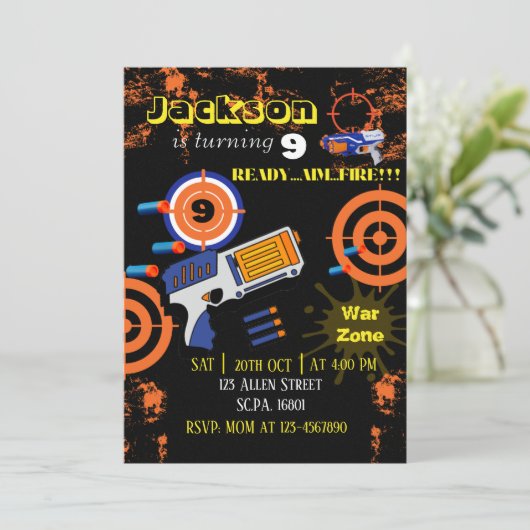 Boys Dart Pistool Verjaardagsfeestuitnodiging Kaart (Staand voorkant)