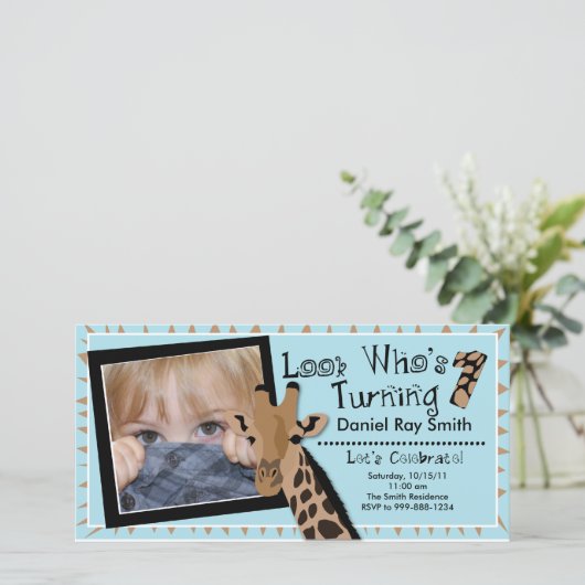 Boys Giraffe First Birthday Party Invitation (Staand voorkant)