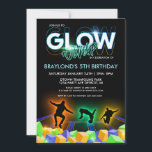Boys Glow Trampoline Park Kaart<br><div class="desc">Deze Boys Glow Trampoline Park Party nodigt je gasten geweldige uit voor een gloeiende tijd! De graphics speelbal jumpers en is perfect voor een jongens die alleen maar feest vieren!</div>
