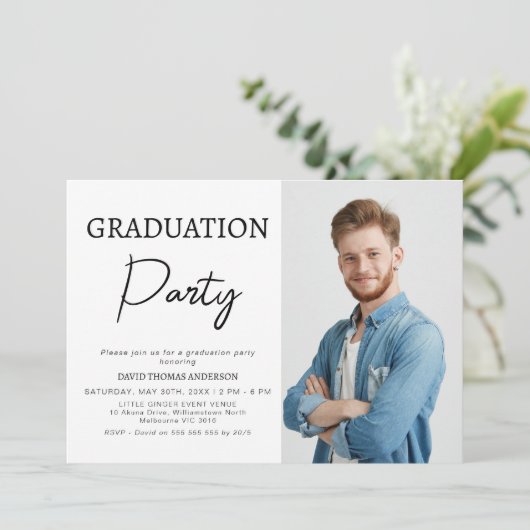 Boys Minimalist Calligraphy Afstuderen Invitation Kaart (Staand voorkant)