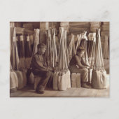 Boys Packing Brooms, 1908 Briefkaart (Voorkant)