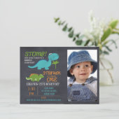 Boys Photo Chalkboard Dinosaur Birthday Uitnodigin Kaart (Staand voorkant)