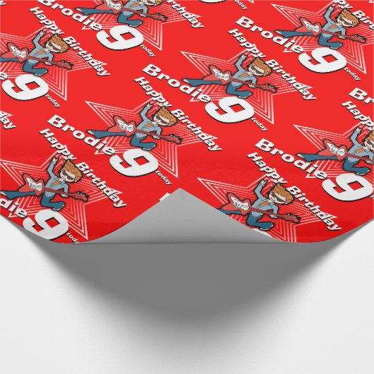 Boys red add jouw naam 9e verjaardag rockstar wrap cadeaupapier (Hoek)