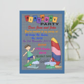 Boys vangen een golf kaart (Staand voorkant)