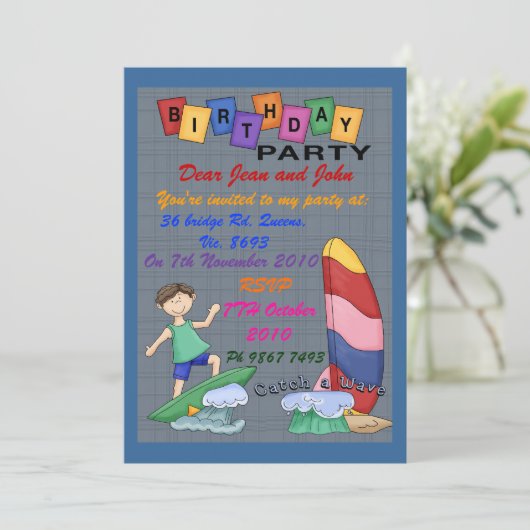 Boys vangen een golf kaart (Staand voorkant)