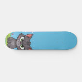 Boze grijze kleine kat persoonlijk skateboard (Horizontaal)