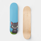 Boze grijze kleine kat persoonlijk skateboard (Voorkant)