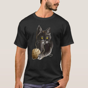 Boze kat met gele ogen vast in een bal gestreept t-shirt