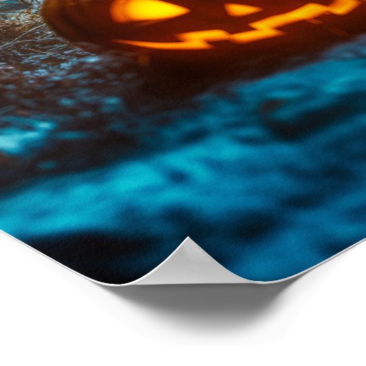 Boze sneeuwman met gloeiende pompoenen in het donk poster (Hoek)