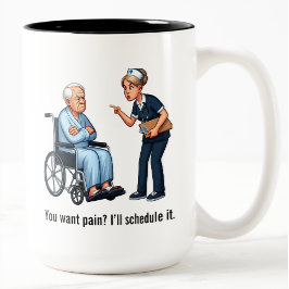 Boze Verpleegster Die Ongehoorzame Oudere Patiënt Tweekleurige Koffiemok