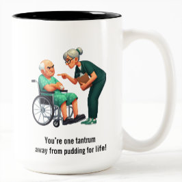 Boze Verpleegster Die Tegen Een Koppige Oudere Pat Tweekleurige Koffiemok