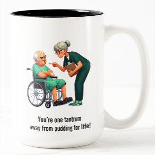 Boze Verpleegster Die Tegen Een Koppige Oudere Pat Tweekleurige Koffiemok