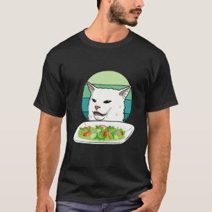Boze vrouwen die tegen een verwarde kat schreeuwen t-shirt