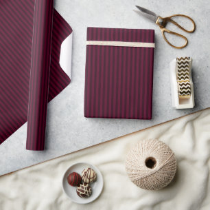 Braambeerdonkkerrode strepen cadeaupapier