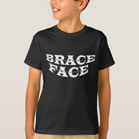 BRACE FACE - kinder T-shirt met donkerbasis (Voorkant)