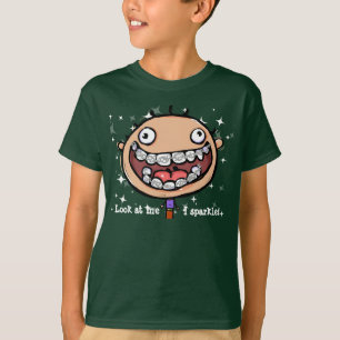 Braces. Gelukkig. Zany. Kijk me aan, ik spleet. T-shirt