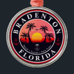Bradenton Florida Retro Zonsondergang Palmbomen ja Metalen Ornament<br><div class="desc">Bradenton Beach Florida Vintage 60s Souvenirs. Bradenton Beach Florida - Retro Tropical Palm Tree 60s Souvenirs ontwerp maakt een geweldig kerst- of verjaardagscadeau voor fans van Bradenton Beach. Het retro zomerse vibe ontwerp is een perfect cadeau voor reisliefhebbers en tropische bestemmingsfans. - " U kunt deze sjabloon aanpassen en wijzigen...</div>