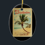 Bradenton Palm Tree Vintage Travel Keramisch Ornament<br><div class="desc">Een unieke retro mid-eeuwse moderne Bradenton Florida-kunstprint in de klassieke stijl van het poster. Het bevat een gebogen palmboom op zandige stranden met oceaan onder een blauwe troebele hemel.</div>