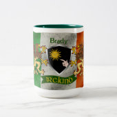 Brady Irish Shield w/Distressed Flag Gepersonalise Tweekleurige Koffiemok (Center)