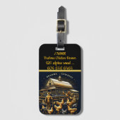 Brahma Chicken Farmer Tending to Birds bij zonsond Bagagelabel (Voorkant (verticaal))