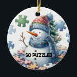 Brain Freeze Snowman's Puzzel Keramisch Ornament<br><div class="desc">Sneeuwmannen hebben hun eigen unieke talenten; zo’n sneeuwman worstelt met een hersenbevriezing terwijl hij probeert puzzelstukken te monteren. Dit ornament met kerstbomen toont een grillig tafereel van een sneeuwman met takarmen,  omringd door puzzelstukjes. Een kleine vakantie humor.</div>