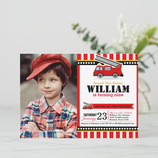 Brand-engine op zondag fotouitnodiging kaart (Staand voorkant)