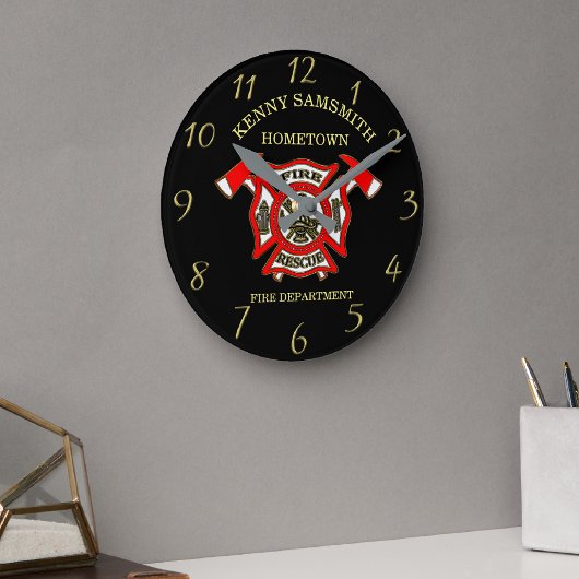 Brandafdeling Goud en rode badge met brandassen Ronde Klok