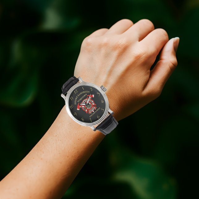 Brandafdeling logo goud en rode badge met assen horloge (Creator heeft geüpload)