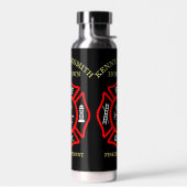 Brandafdeling logo, zwarte en rode badge waterfles (Links)