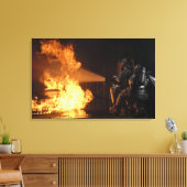 Brandblussers blussen een gesimuleerde batterijvez canvas afdruk (Insitu (Woonkamer))