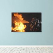 Brandblussers blussen een gesimuleerde batterijvez canvas afdruk (Insitu (Houten vloer))