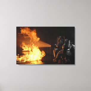 Brandblussers blussen een gesimuleerde batterijvez canvas afdruk