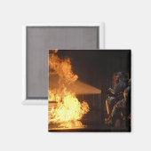 Brandblussers blussen een gesimuleerde batterijvez magneet (Voorkant / Achterkant)