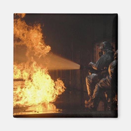 Brandblussers blussen een gesimuleerde batterijvez magneet (Voorkant)