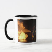 Brandblussers blussen een gesimuleerde batterijvez mok (Links)