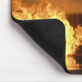 Brandblussers blussen een gesimuleerde batterijvez muismat (Hoek)