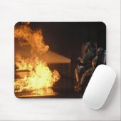 Brandblussers blussen een gesimuleerde batterijvez muismat (Met muis)