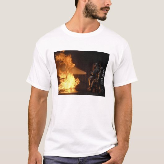 Brandblussers blussen een gesimuleerde batterijvez t-shirt (Voorkant)