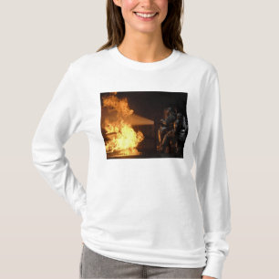 Brandblussers blussen een gesimuleerde batterijvez t-shirt