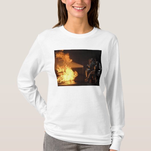 Brandblussers blussen een gesimuleerde batterijvez t-shirt (Voorkant)