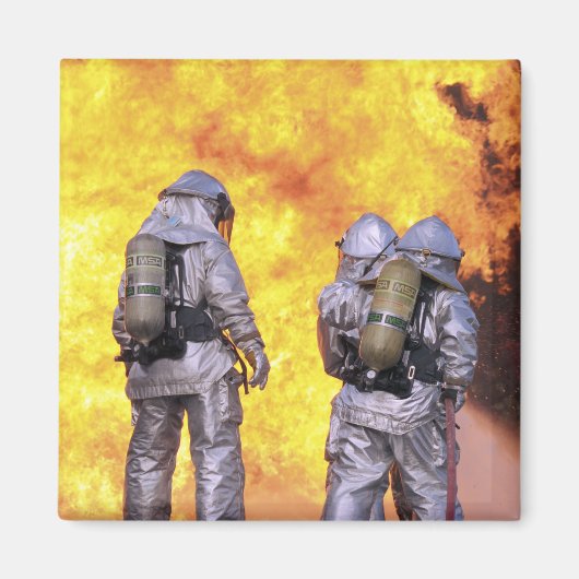 Brandblussers blussen een vliegtuig brand magneet (Voorkant)