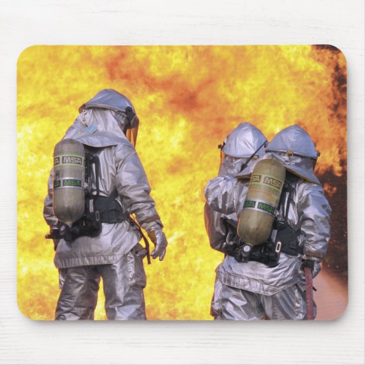 Brandblussers blussen een vliegtuig brand muismat (Voorkant)