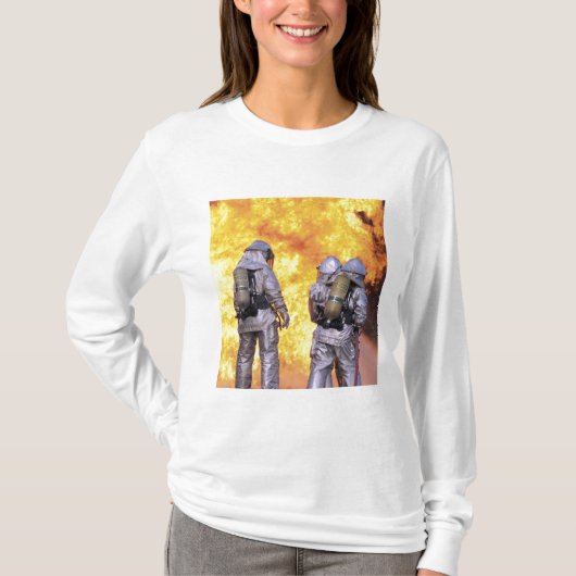 Brandblussers blussen een vliegtuig brand t-shirt (Voorkant)