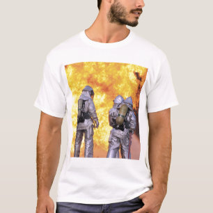 Brandblussers blussen een vliegtuig brand t-shirt