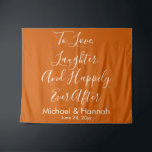 Brande Oranje Boho Wedding Backdrop Receptie Prop Wandkleed<br><div class="desc">aangepaste trouwachtergrond voor receptie,  calligrafie voor bruiloft achteruit,  tapijt voor bruiloft uit de bruiloft,  banner uit liefde voor bruiloft,  lachen en gelukkig ooit daarna,  aangepaste trouwachtergrond voor ceremonie,  huwelijksfotografie rustic bruiloft,  vrijgezellenfeest banner uit verlofpartijen,  achtergrond voor trouwhoofdetafel,  persoonlijke namen voor bruiloft achteruit</div>