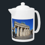 Brandenburg Gate, Berlijn, Duitsland Theepot<br><div class="desc">De Brandenburger Tor is een voormalige stadspoort,  herbouwd in de late 18e eeuw als een neoklassieke triomfboog,  en nu een van de meest bekende bezienswaardigheden van Duitsland.</div>
