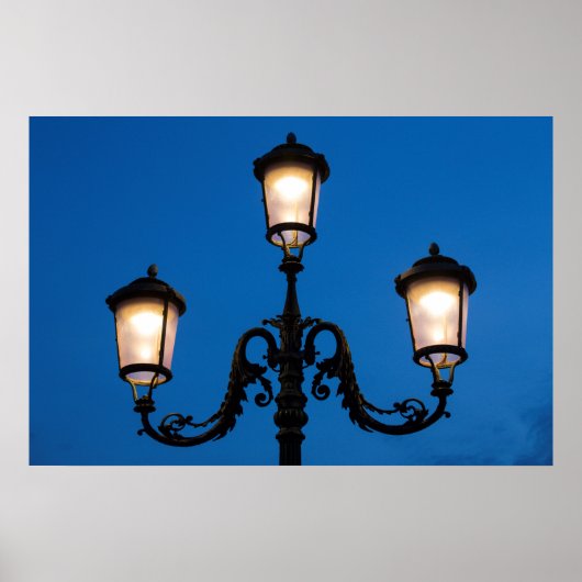 Brandende lamp 's nachts, Venetië Poster (Voorkant)